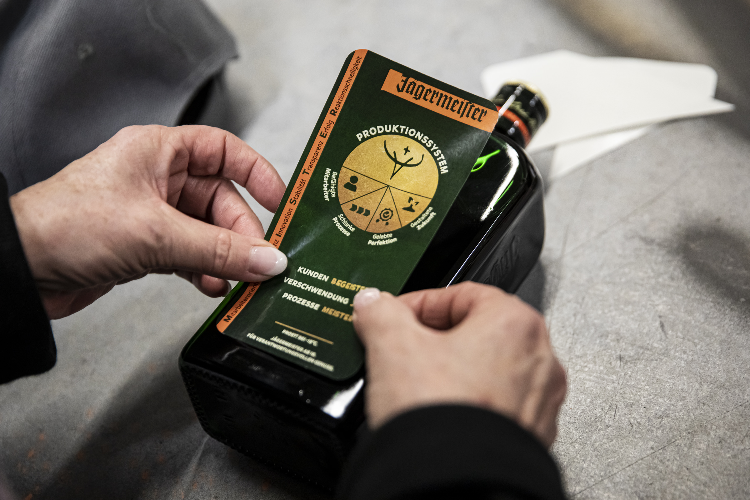 Jägermeister Produktionssystem Erklärbild Infografik Dialogbild Agentur für Visualisierung von Prozessen, Veränderungen und Visionen.