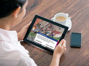 Frau nutzt ein interaktives Dialogbild via Ipad.