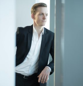 Tom Becker Dialogbild Managing Director Geschäftsführer