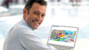 Lächelnder Mann im Hemd am Laptop